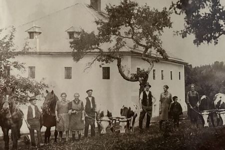 Altes Gemäuer, neue Energie: Der Kleebauer Hof im oberösterreichischen Mühlviertel verbindet 800 Jahre Geschichte mit modernen Programmen