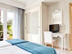 Im Vier-Sterne-Grupotel Playa Club auf Menorca wohnen Familien in Apartments mit einem oder zwei separaten Schlafzimmern Im Vier-Sterne-Grupotel Playa Club auf Menorca wohnen Familien in Apartments mit einem oder zwei separaten Schlafzimmern