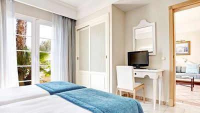 Im Vier-Sterne-Grupotel Playa Club auf Menorca wohnen Familien in Apartments mit einem oder zwei separaten Schlafzimmern
