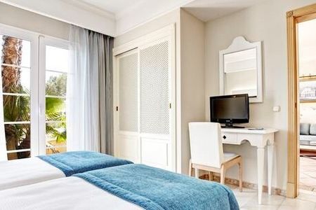 Im Vier-Sterne-Grupotel Playa Club auf Menorca wohnen Familien in Apartments mit einem oder zwei separaten Schlafzimmern