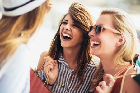 Dank ganzjährig milden Temperaturen steht auch in der Nebensaison einem Girls-Urlaub an die portugiesische Costa do Sol nichts im Weg – kurze Schlangen beim Bummel durch Sintra oder Cascais nahe der Villen von Victor’s Portugal sind ein weiterer Pluspunkt