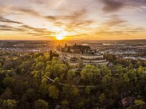 Hoch oben über der ehemaligen Residenzstadt Coburg thront die mächtige Burganlage der Veste Coburg – auch „Fränkische Krone“ genannt. Von dort bietet sich Besuchern ein imposanter Panoramablick auf die kulturell geprägte Ferienregion Coburg.Renn Hoch oben über der ehemaligen Residenzstadt Coburg thront die mächtige Burganlage der Veste Coburg – auch „Fränkische Krone“ genannt. Von dort bietet sich Besuchern ein imposanter Panoramablick auf die kulturell geprägte Ferienregion Coburg.Rennsteig