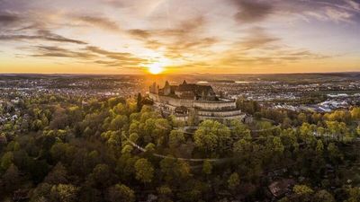 Hoch oben über der ehemaligen Residenzstadt Coburg thront die mächtige Burganlage der Veste Coburg – auch „Fränkische Krone“ genannt. Von dort bietet sich Besuchern ein imposanter Panoramablick auf die kulturell geprägte Ferienregion Coburg.Rennsteig