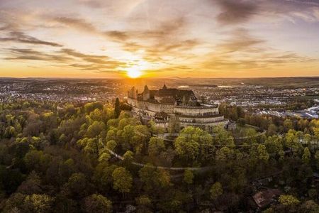 Hoch oben über der ehemaligen Residenzstadt Coburg thront die mächtige Burganlage der Veste Coburg – auch „Fränkische Krone“ genannt. Von dort bietet sich Besuchern ein imposanter Panoramablick auf die kulturell geprägte Ferienregion Coburg.Rennsteig