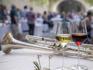 Die Veranstaltungsreihe "Wein.Klang.Frühling" in Schenna richtet sich an Genuss- und Musikliebhaber Die Veranstaltungsreihe "Wein.Klang.Frühling" in Schenna richtet sich an Genuss- und Musikliebhaber