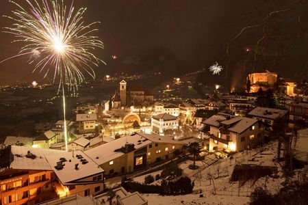 In der Südtiroler Gemeinde Schenna feiern Besucher einen aussichtsreichen Jahreswechsel mit legendärem „Million Dollar View“ aufs Tal
