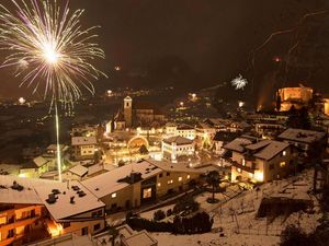 In der Südtiroler Gemeinde Schenna feiern Besucher einen aussichtsreichen Jahreswechsel mit legendärem „Million Dollar View“ aufs Tal In der Südtiroler Gemeinde Schenna feiern Besucher einen aussichtsreichen Jahreswechsel mit legendärem „Million Dollar View“ aufs Tal