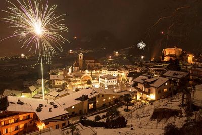 In der Südtiroler Gemeinde Schenna feiern Besucher einen aussichtsreichen Jahreswechsel mit legendärem „Million Dollar View“ aufs Tal