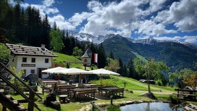 Sonnenterrasse und regionale Speisekarte: Die Bizat Hütte bietet freie Sicht auf die umliegenden Gipfel