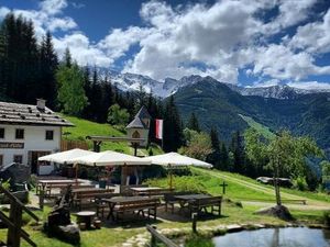 Sonnenterrasse und regionale Speisekarte: Die Bizat Hütte bietet freie Sicht auf die umliegenden Gipfel Sonnenterrasse und regionale Speisekarte: Die Bizat Hütte bietet freie Sicht auf die umliegenden Gipfel