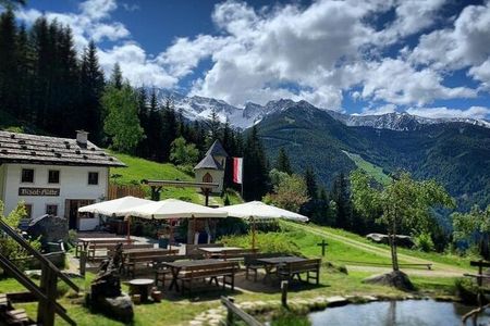 Sonnenterrasse und regionale Speisekarte: Die Bizat Hütte bietet freie Sicht auf die umliegenden Gipfel