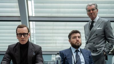 George Woodhouse (Michael Fassbender) Freddie Smalls (Tom Burke) erfahren von ihrem Chef Arthur Steiglitz (Pierce Brosnan, v.l.n.r) vom Maulwurf in den eigenen Reihen