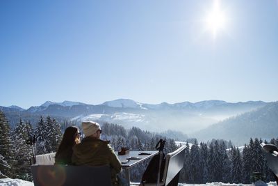 Beim Mittagessen am „Schwalbennest“ blicken Urlauber von Haubers Naturresort der Allgäuer Wintersonne ebenso entgegen wie bei einem Spaziergang rund um das Hotel