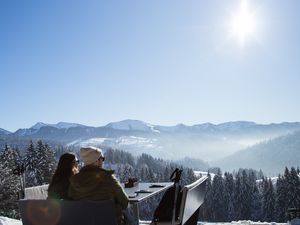 Beim Mittagessen am „Schwalbennest“ blicken Urlauber von Haubers Naturresort der Allgäuer Wintersonne ebenso entgegen wie bei einem Spaziergang rund um das Hotel Beim Mittagessen am „Schwalbennest“ blicken Urlauber von Haubers Naturresort der Allgäuer Wintersonne ebenso entgegen wie bei einem Spaziergang rund um das Hotel