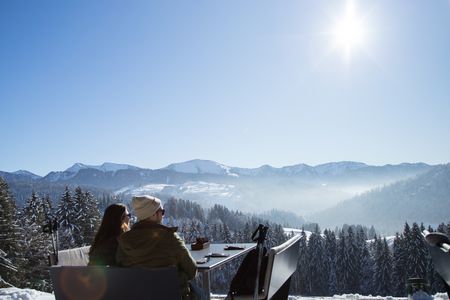 Beim Mittagessen am „Schwalbennest“ blicken Urlauber von Haubers Naturresort der Allgäuer Wintersonne ebenso entgegen wie bei einem Spaziergang rund um das Hotel
