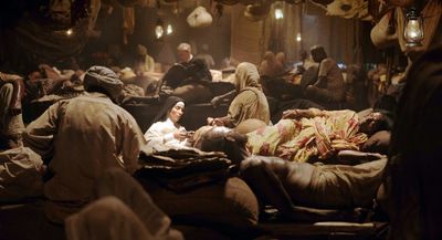 Teresa (Noomi Rapace) hilft bei den Ärmsten der Armen