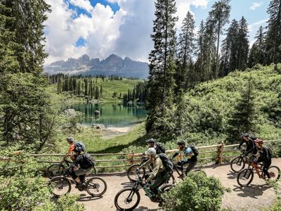 Beim Rosadira Bike Festival geht es mit geschulten Guides zu den schönsten Ecken, hier zum Karer See