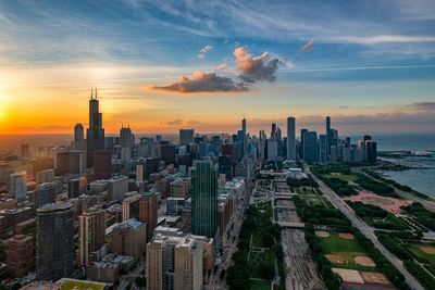 Skyline ueber Grant Park in Chicago
