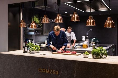 Genussmensch und Koch aus Leidenschaft: Küchenchef Marc Bernhart vom Hotel Weisses Kreuz in Burgeis verarbeitet in der Küche des Fine-Dining-Restaurants Mamesa am liebsten das Fleisch seiner eigenen Wagyu-Rinder und Duroc-Schweine