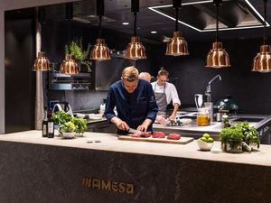 Genussmensch und Koch aus Leidenschaft: Küchenchef Marc Bernhart vom Hotel Weisses Kreuz in Burgeis verarbeitet in der Küche des Fine-Dining-Restaurants Mamesa am liebsten das Fleisch seiner eigenen Wagyu-Rinder und Duroc-Schweine Genussmensch und Koch aus Leidenschaft: Küchenchef Marc Bernhart vom Hotel Weisses Kreuz in Burgeis verarbeitet in der Küche des Fine-Dining-Restaurants Mamesa am liebsten das Fleisch seiner eigenen Wagyu-Rinder und Duroc-Schweine