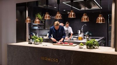 Genussmensch und Koch aus Leidenschaft: Küchenchef Marc Bernhart vom Hotel Weisses Kreuz in Burgeis verarbeitet in der Küche des Fine-Dining-Restaurants Mamesa am liebsten das Fleisch seiner eigenen Wagyu-Rinder und Duroc-Schweine