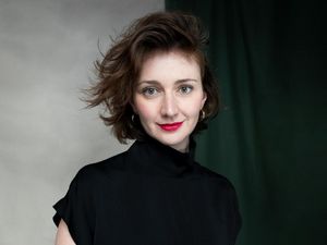 Als jüngste Intendantin Deutschlands tritt Marie Johannsen die Nachfolge von Caroline Stolz an Als jüngste Intendantin Deutschlands tritt Marie Johannsen die Nachfolge von Caroline Stolz an