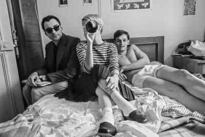 Drei Jeans auf einem Haufen : Jean-Luc Godard (Guillaume Marbeck), Jean Seberg (Zoey Deutsch) und Jean-Paul Belmondo (Aubrey Dullin) machen eine Pause am Set