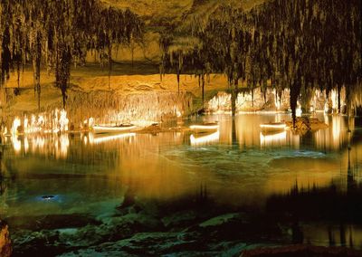 Die Tropfsteinhöhlen „Cuevas del Drach“ auf Mallorca werden mit Lichteffekten und leisen Klängen in Szene gesetzt. Von den Grupotel-Häusern im Inselosten verkehrt ein Bus dorthin