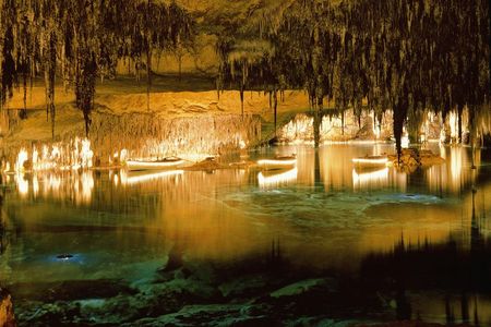 Die Tropfsteinhöhlen „Cuevas del Drach“ auf Mallorca werden mit Lichteffekten und leisen Klängen in Szene gesetzt. Von den Grupotel-Häusern im Inselosten verkehrt ein Bus dorthin