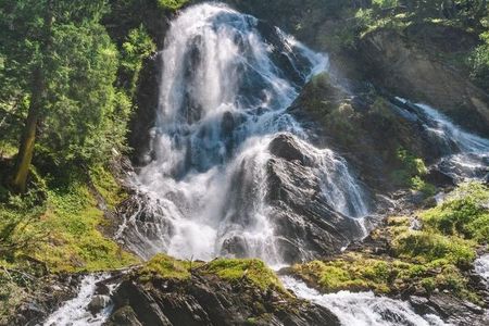 Das Naturdenkmal Haslacher Schleierwasserfall in Kals am Großglockner ist einer von zahlreichen Wasserfällen in Osttirol. Mit seiner Energie und Klarheit gilt er als wahrer Kraftort