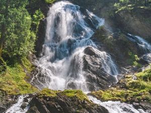 Das Naturdenkmal Haslacher Schleierwasserfall in Kals am Großglockner ist einer von zahlreichen Wasserfällen in Osttirol. Mit seiner Energie und Klarheit gilt er als wahrer Kraftort Das Naturdenkmal Haslacher Schleierwasserfall in Kals am Großglockner ist einer von zahlreichen Wasserfällen in Osttirol. Mit seiner Energie und Klarheit gilt er als wahrer Kraftort