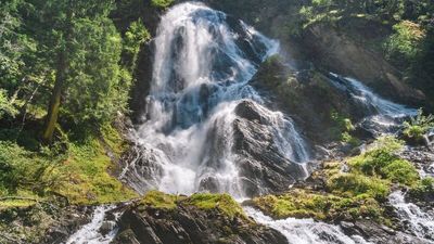 Das Naturdenkmal Haslacher Schleierwasserfall in Kals am Großglockner ist einer von zahlreichen Wasserfällen in Osttirol. Mit seiner Energie und Klarheit gilt er als wahrer Kraftort