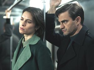 Besonders in der U-Bahn werden sie sich ihrer Gefühle gewahr: Agata (Sophie Mousel) und Bernard (Lenn Kudrjawizki )