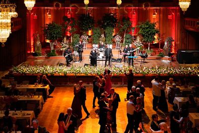 Schwingende Tanzbeine und eine zauberhafte Kulisse in der Rosen-Clubnacht, und dem Rosenball in Bad Kissingen