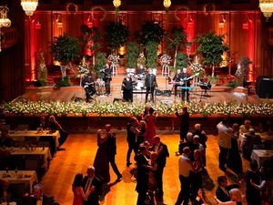 Schwingende Tanzbeine und eine zauberhafte Kulisse in der Rosen-Clubnacht, und dem Rosenball in Bad Kissingen Schwingende Tanzbeine und eine zauberhafte Kulisse in der Rosen-Clubnacht, und dem Rosenball in Bad Kissingen