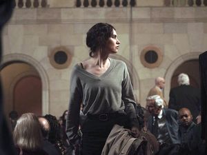 Whistleblowerin Sarah (Lily James) schickt Ash eine Nachricht über eine Vertuschungsaktion