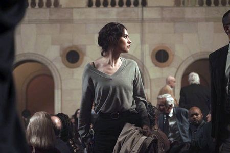 Whistleblowerin Sarah (Lily James) schickt Ash eine Nachricht über eine Vertuschungsaktion