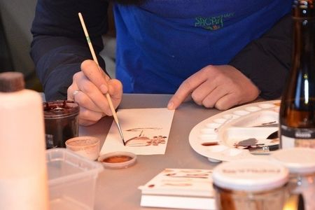 Südtiroler Weingenuss mal anders: Beim „Malen mit Wein“ zeigt die Leiferer Campingpark-Chefin Petra Pfeifer, wie man die edlen Tropfen kreativ zu Papier bringt, etwa den kräftig-roten Steiner Lagrein aus eigenem Anbau
