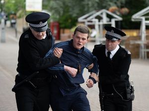 Seine Tics bringen John (Robert Aramayo) in Konflikt mit der Polizei Seine Tics bringen John (Robert Aramayo) in Konflikt mit der Polizei