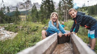 Plitsch, platsch – nass! Bei Wanderungen rund um das Südtiroler Maria Adventure Family Hotel & Lodge in Obereggen spielt Wasser eine wichtige Rolle