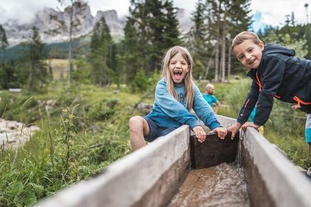 Plitsch, platsch – nass! Bei Wanderungen rund um das Südtiroler Maria Adventure Family Hotel & Lodge in Obereggen spielt Wasser eine wichtige Rolle