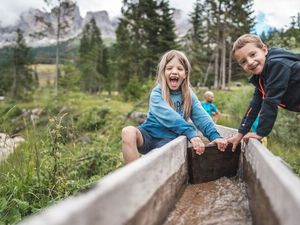 Plitsch, platsch – nass! Bei Wanderungen rund um das Südtiroler Maria Adventure Family Hotel & Lodge in Obereggen spielt Wasser eine wichtige Rolle Plitsch, platsch – nass! Bei Wanderungen rund um das Südtiroler Maria Adventure Family Hotel & Lodge in Obereggen spielt Wasser eine wichtige Rolle