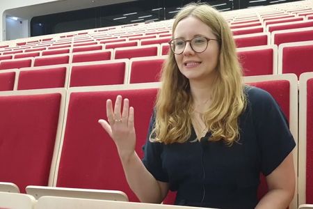 Leonie Schöler, geboren 1993, ist Historikerin, Journalistin und Moderatorin