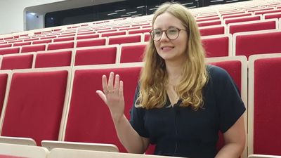Leonie Schöler, geboren 1993, ist Historikerin, Journalistin und Moderatorin