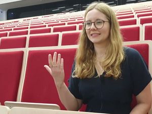 Leonie Schöler, geboren 1993, ist Historikerin, Journalistin und Moderatorin