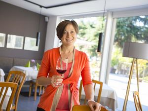 Claudia Pfeifer (38) – Hotelchefin und ausgebildete Sommelière Claudia Pfeifer (38) – Hotelchefin und ausgebildete Sommelière
