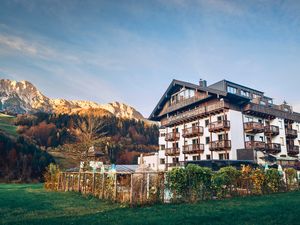 Auch im Herbst bleibt das Hotel Der Löwe ein beliebter Ausgangspunkt für Wanderungen, Bike-Touren und Ausflüge in die Salzburger Alpen Auch im Herbst bleibt das Hotel Der Löwe ein beliebter Ausgangspunkt für Wanderungen, Bike-Touren und Ausflüge in die Salzburger Alpen