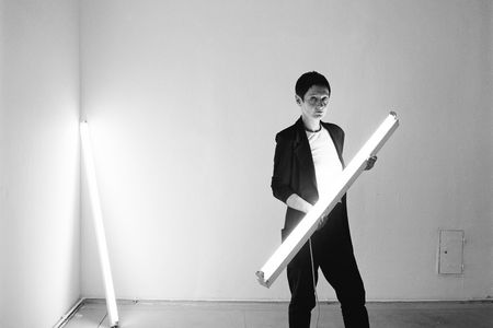 Nikolaus Korab, Portrait Brigitte Kowanz, Wien 1998, Silbergelatine-Print, 44,5 x 44,5 cm, Foto: Niklaus Korab