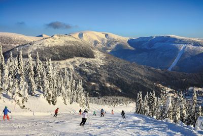 Das tschechische Skigebiet Spindlermühle rüstet sich für die kommende Wintersaison: Im Januar und März 2026 treten dort die besten Skifahrerinnen und anschließend auch Snowboarder bei zwei Weltcup-Veranstaltungen an