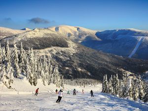 Das tschechische Skigebiet Spindlermühle rüstet sich für die kommende Wintersaison: Im Januar und März 2026 treten dort die besten Skifahrerinnen und anschließend auch Snowboarder bei zwei Weltcup-Veranstaltungen an Das tschechische Skigebiet Spindlermühle rüstet sich für die kommende Wintersaison: Im Januar und März 2026 treten dort die besten Skifahrerinnen und anschließend auch Snowboarder bei zwei Weltcup-Veranstaltungen an